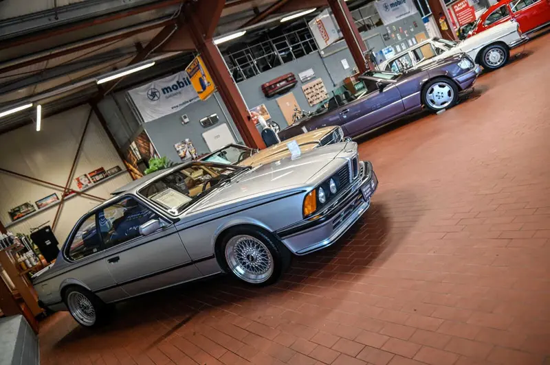 Oldtimer-Limousine im Ausstellungsraum von OM-Classics