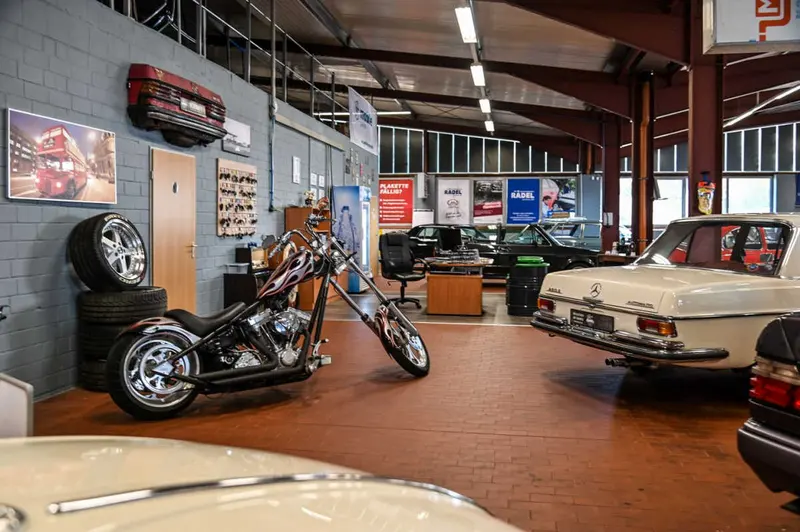 Klassisches Coupé im Showroom von OM-Classics