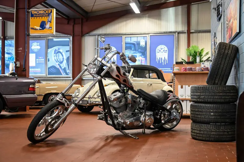 Oldtimer in der Halle von OM-Classics in Lastrup
