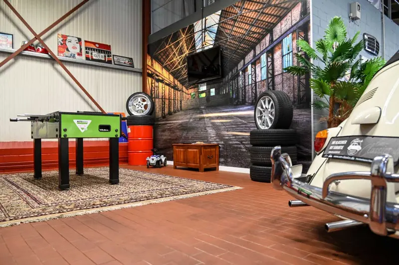 Klassischer Wagen im Showroom von OM-Classics