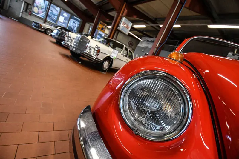 Klassischer Wagen in der Halle von OM-Classics